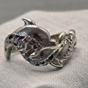VINTAGE RING ~ ENTWINED HUGGING DOLPHINS ~ DIAMOND CUT STERLING ~ Sz 6 ~ 3Gr
